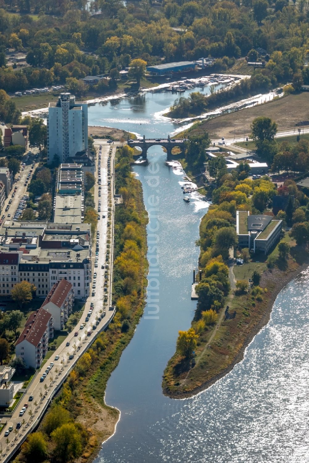 Magdeburg aus der Vogelperspektive: Uferbereiche am Flußverlauf der Elbe in Magdeburg im Bundesland Sachsen-Anhalt, Deutschland