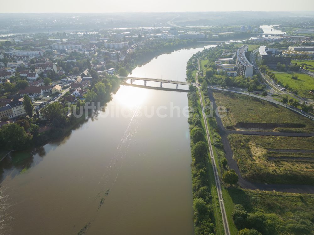 Dresden von oben - Uferbereiche am Flußverlauf der Elbe im Ortsteil Mickten in Dresden im Bundesland Sachsen, Deutschland