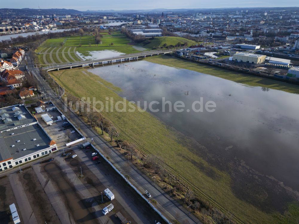 Dresden aus der Vogelperspektive: Uferbereiche am Flußverlauf der Elbe im Ortsteil Mickten in Dresden im Bundesland Sachsen, Deutschland