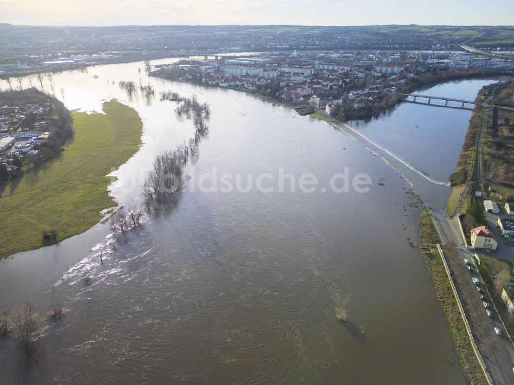 Luftbild Dresden - Uferbereiche am Flußverlauf der Elbe im Ortsteil Mickten in Dresden im Bundesland Sachsen, Deutschland