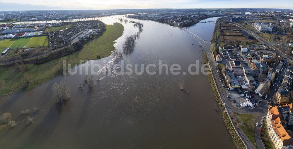 Luftaufnahme Dresden - Uferbereiche am Flußverlauf der Elbe im Ortsteil Mickten in Dresden im Bundesland Sachsen, Deutschland