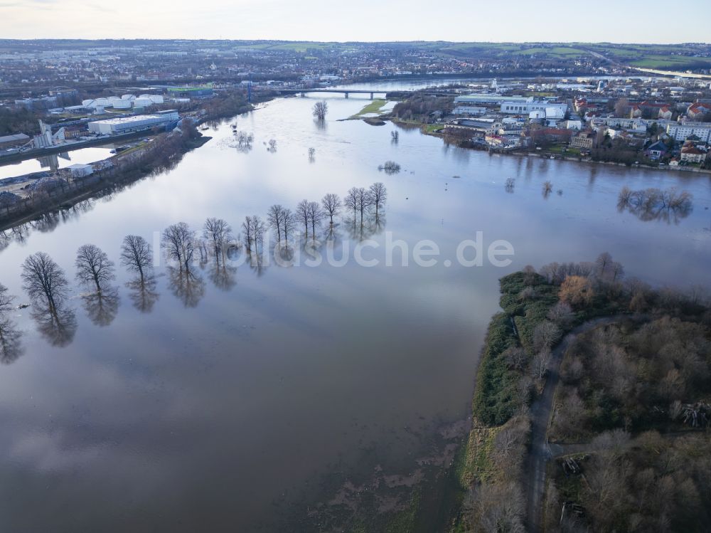 Dresden von oben - Uferbereiche am Flußverlauf der Elbe im Ortsteil Mickten in Dresden im Bundesland Sachsen, Deutschland