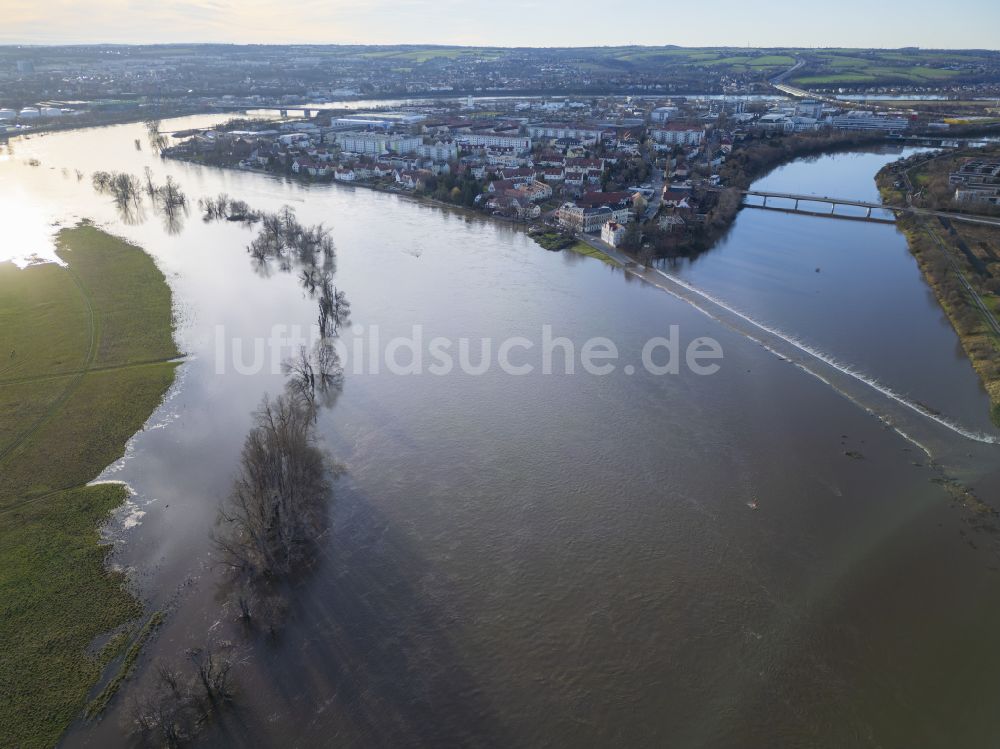 Luftaufnahme Dresden - Uferbereiche am Flußverlauf der Elbe im Ortsteil Mickten in Dresden im Bundesland Sachsen, Deutschland