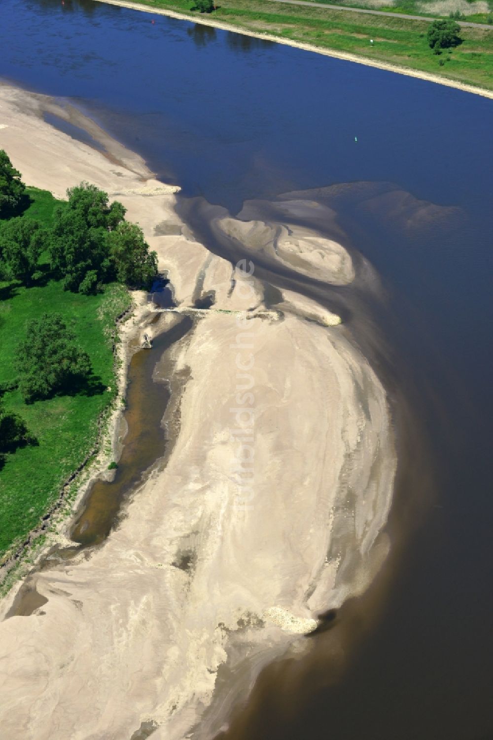 Hansestadt Werben (Elbe) aus der Vogelperspektive: Uferbereiche am Flußverlauf der Elbe mit Sandbank- Aufspülungen und Ablagerungsflächen in Hansestadt Werben (Elbe) im Bundesland Sachsen-Anhalt