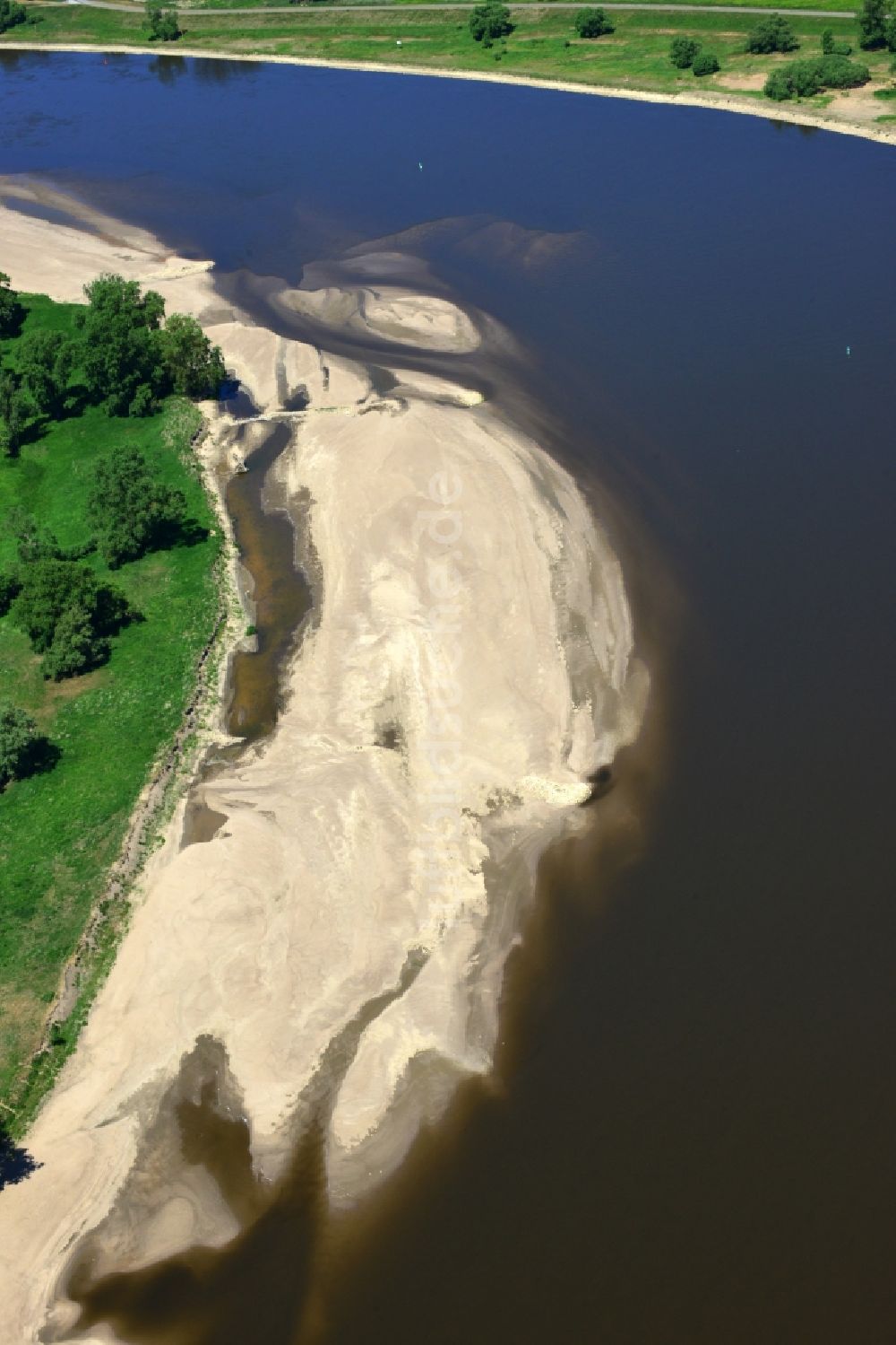 Luftbild Hansestadt Werben (Elbe) - Uferbereiche am Flußverlauf der Elbe mit Sandbank- Aufspülungen und Ablagerungsflächen in Hansestadt Werben (Elbe) im Bundesland Sachsen-Anhalt