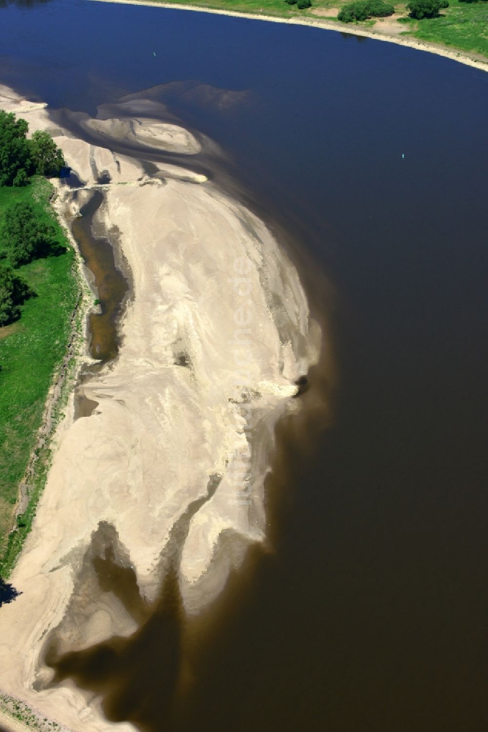 Luftaufnahme Hansestadt Werben (Elbe) - Uferbereiche am Flußverlauf der Elbe mit Sandbank- Aufspülungen und Ablagerungsflächen in Hansestadt Werben (Elbe) im Bundesland Sachsen-Anhalt