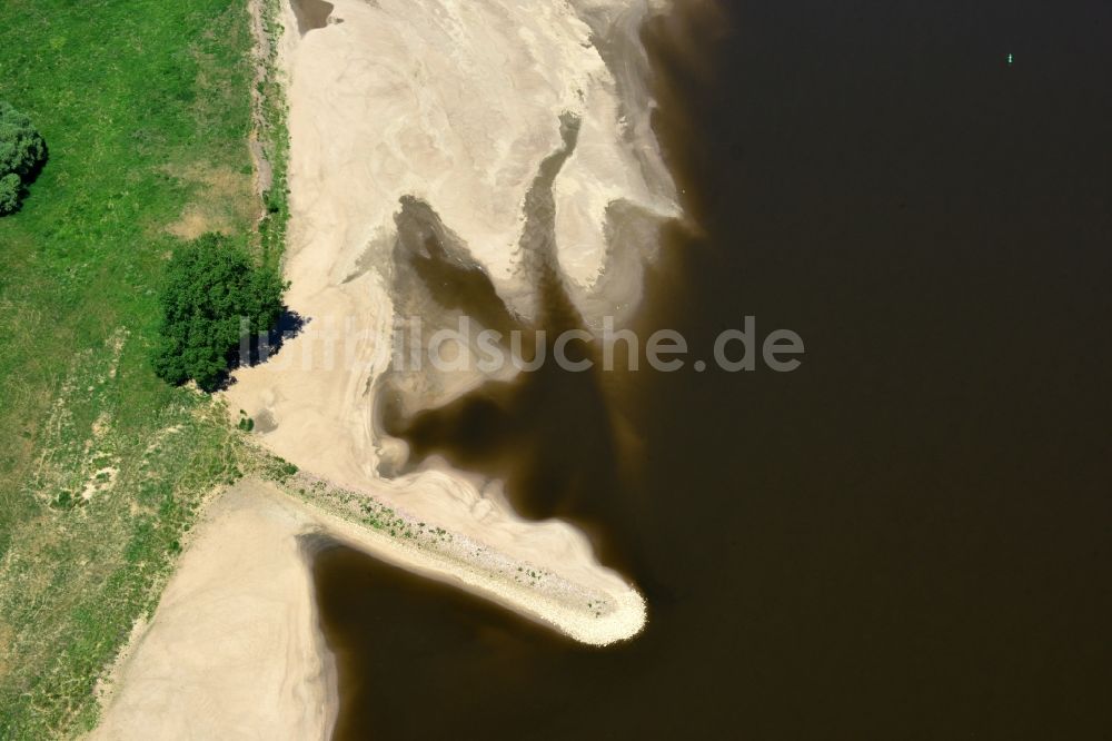 Hansestadt Werben (Elbe) von oben - Uferbereiche am Flußverlauf der Elbe mit Sandbank- Aufspülungen und Ablagerungsflächen in Hansestadt Werben (Elbe) im Bundesland Sachsen-Anhalt