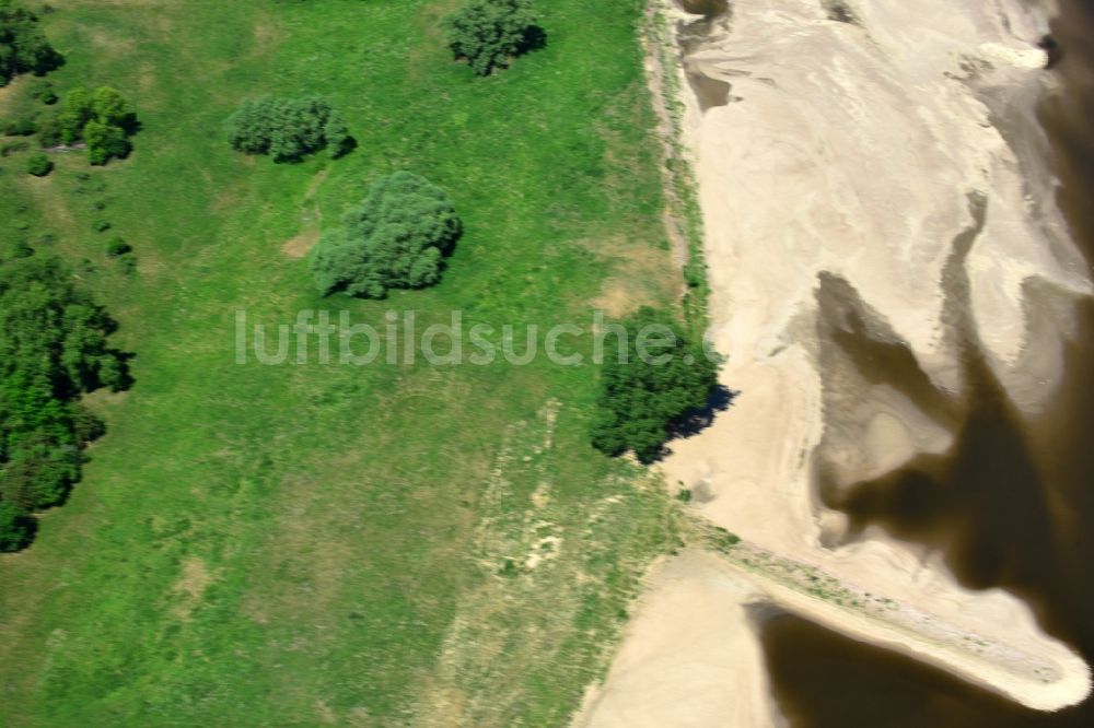 Hansestadt Werben (Elbe) aus der Vogelperspektive: Uferbereiche am Flußverlauf der Elbe mit Sandbank- Aufspülungen und Ablagerungsflächen in Hansestadt Werben (Elbe) im Bundesland Sachsen-Anhalt