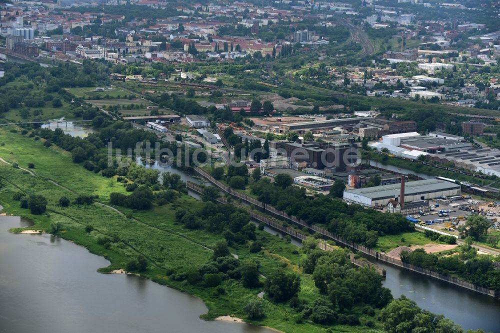 Magdeburg aus der Vogelperspektive: Uferbereiche am Flußverlauf Elbe - Schleusenkanal in Magdeburg im Bundesland Sachsen-Anhalt