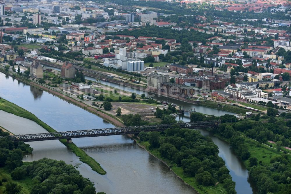 Luftbild Magdeburg - Uferbereiche am Flußverlauf Elbe - Schleusenkanal in Magdeburg im Bundesland Sachsen-Anhalt