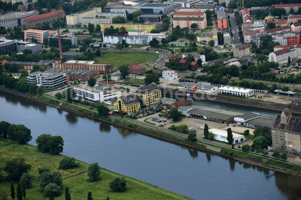 Luftaufnahme Magdeburg - Uferbereiche am Flußverlauf Elbe - Schleusenkanal in Magdeburg im Bundesland Sachsen-Anhalt