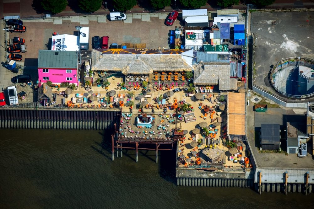 Luftbild Hamburg - Uferbereiche am Flußverlauf der Elbe an der Strand Bar StrandPauli in Hamburg