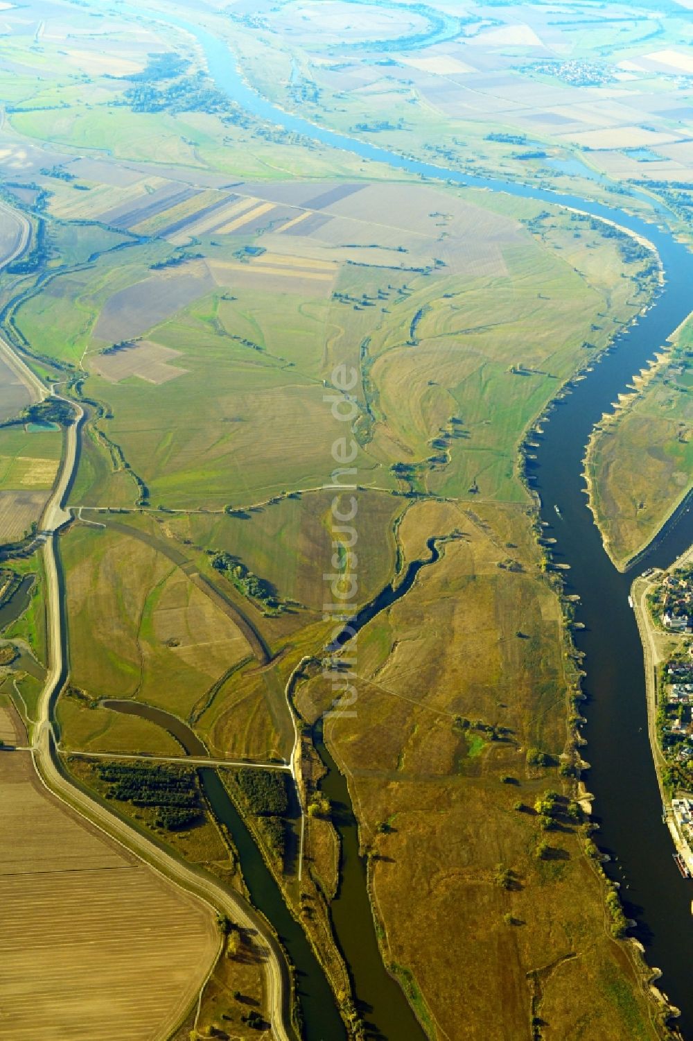 Luftbild Tangermünde - Uferbereiche am Flußverlauf der Elbe in Tangermünde im Bundesland Sachsen-Anhalt, Deutschland