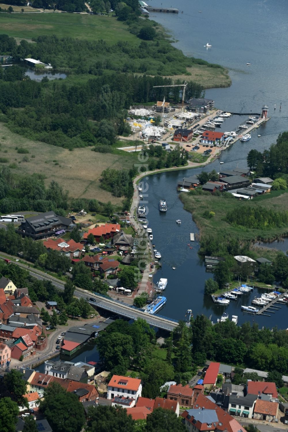 Luftaufnahme Plau am See - Uferbereiche am Flußverlauf Elde in Plau am See im Bundesland Mecklenburg-Vorpommern