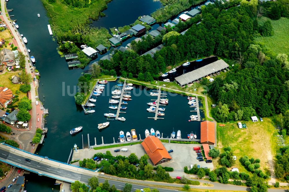 Luftaufnahme Plau am See - Uferbereiche am Flußverlauf Elde in Plau am See im Bundesland Mecklenburg-Vorpommern