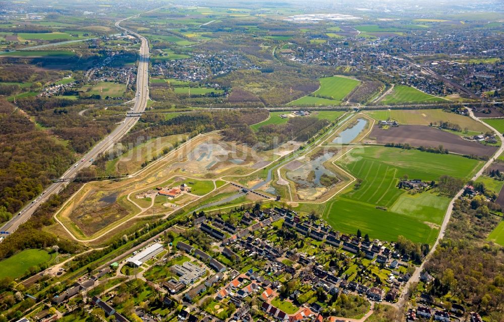 Castrop-Rauxel aus der Vogelperspektive: Uferbereiche am Flußverlauf der Emscher mit neu gebauten Regenrückhaltebecken in Castrop-Rauxel im Bundesland Nordrhein-Westfalen