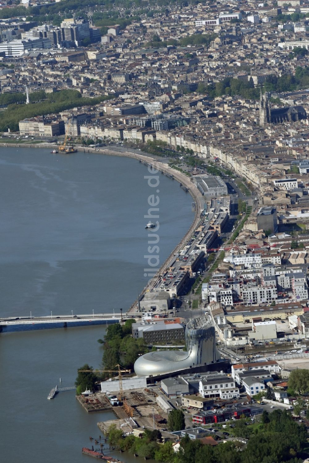 Bordeaux aus der Vogelperspektive: Uferbereiche am Flußverlauf entlang des Boulevards Quai des Chartrons in Bordeaux in Aquitaine Limousin Poitou-Charentes, Frankreich