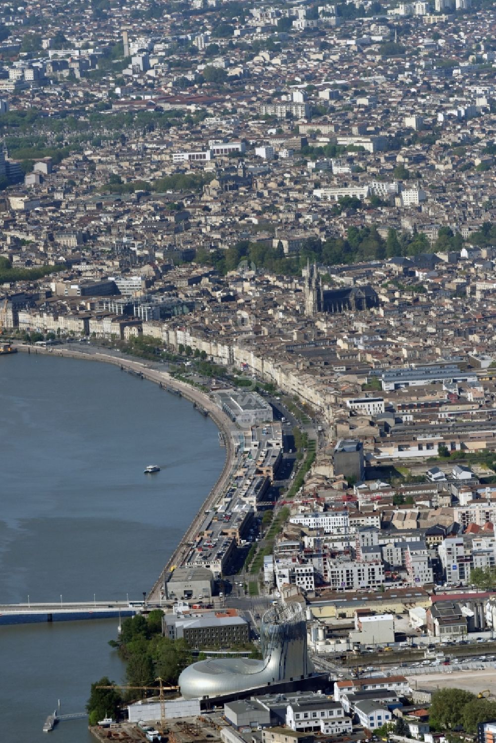 Luftaufnahme Bordeaux - Uferbereiche am Flußverlauf entlang des Boulevards Quai des Chartrons in Bordeaux in Aquitaine Limousin Poitou-Charentes, Frankreich