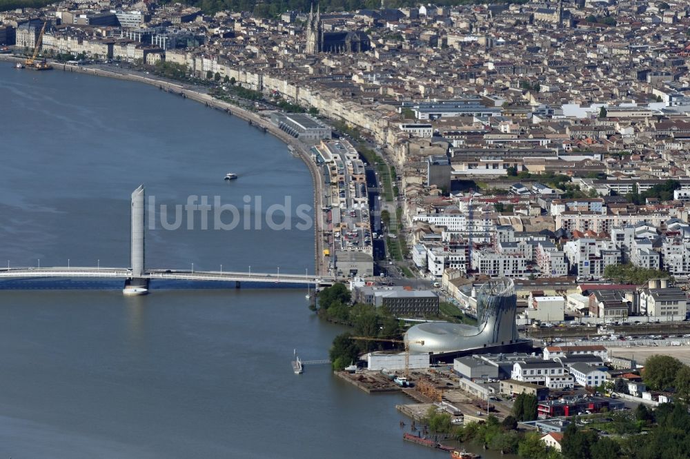 Luftaufnahme Bordeaux - Uferbereiche am Flußverlauf entlang des Boulevards Quai des Chartrons in Bordeaux in Aquitaine Limousin Poitou-Charentes, Frankreich