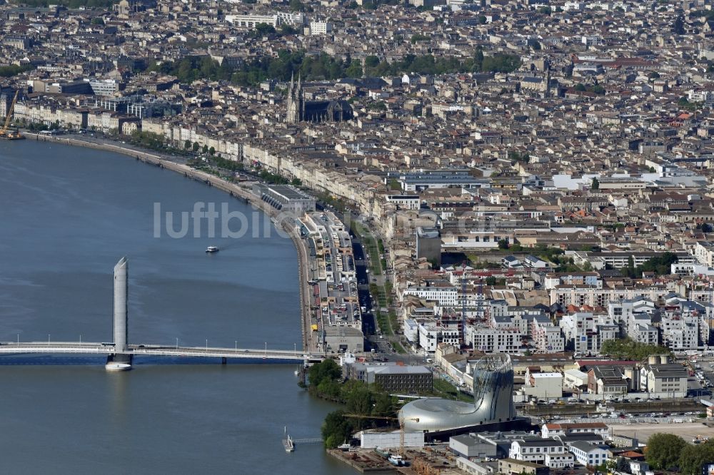 Bordeaux von oben - Uferbereiche am Flußverlauf entlang des Boulevards Quai des Chartrons in Bordeaux in Aquitaine Limousin Poitou-Charentes, Frankreich