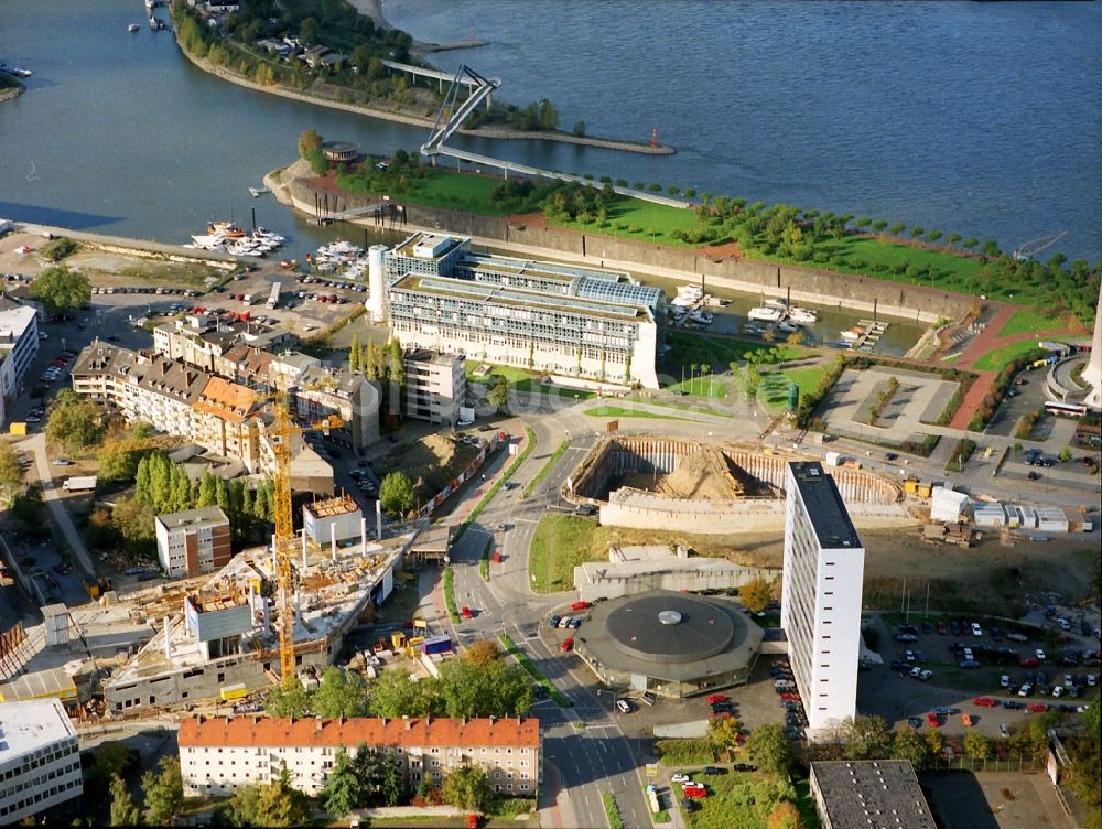 Düsseldorf von oben - Uferbereiche am Flußverlauf Am Handelshafen - Parlamentsufer im Ortsteil Unterbilk in Düsseldorf im Bundesland Nordrhein-Westfalen, Deutschland