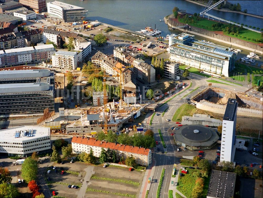 Düsseldorf aus der Vogelperspektive: Uferbereiche am Flußverlauf Am Handelshafen - Parlamentsufer im Ortsteil Unterbilk in Düsseldorf im Bundesland Nordrhein-Westfalen, Deutschland