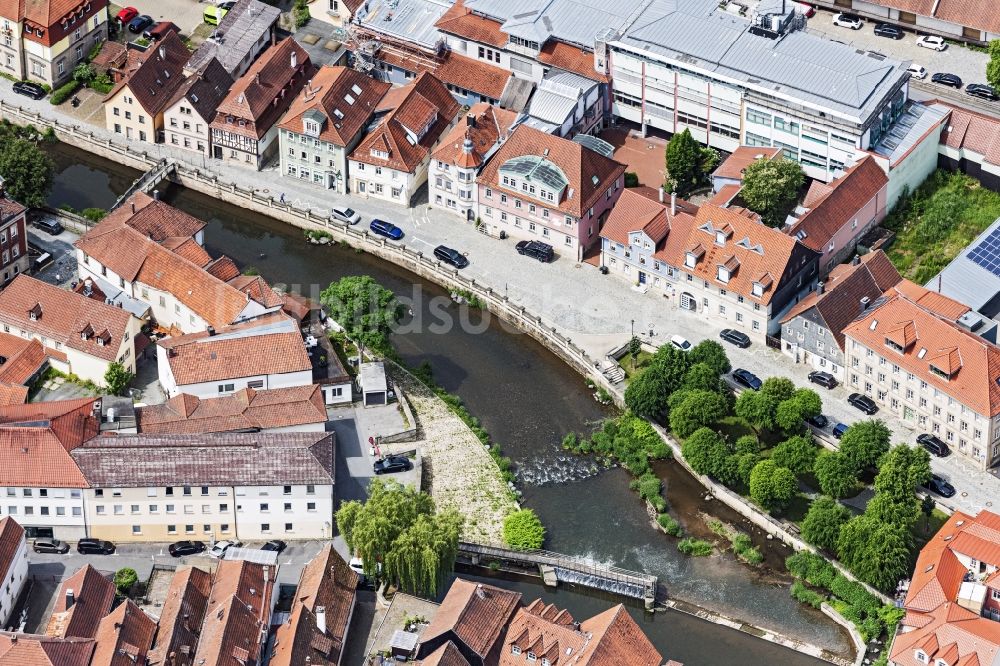 Luftbild Kronach - Uferbereiche am Flußverlauf Haßlach in der Altstadt in Kronach im Bundesland Bayern, Deutschland