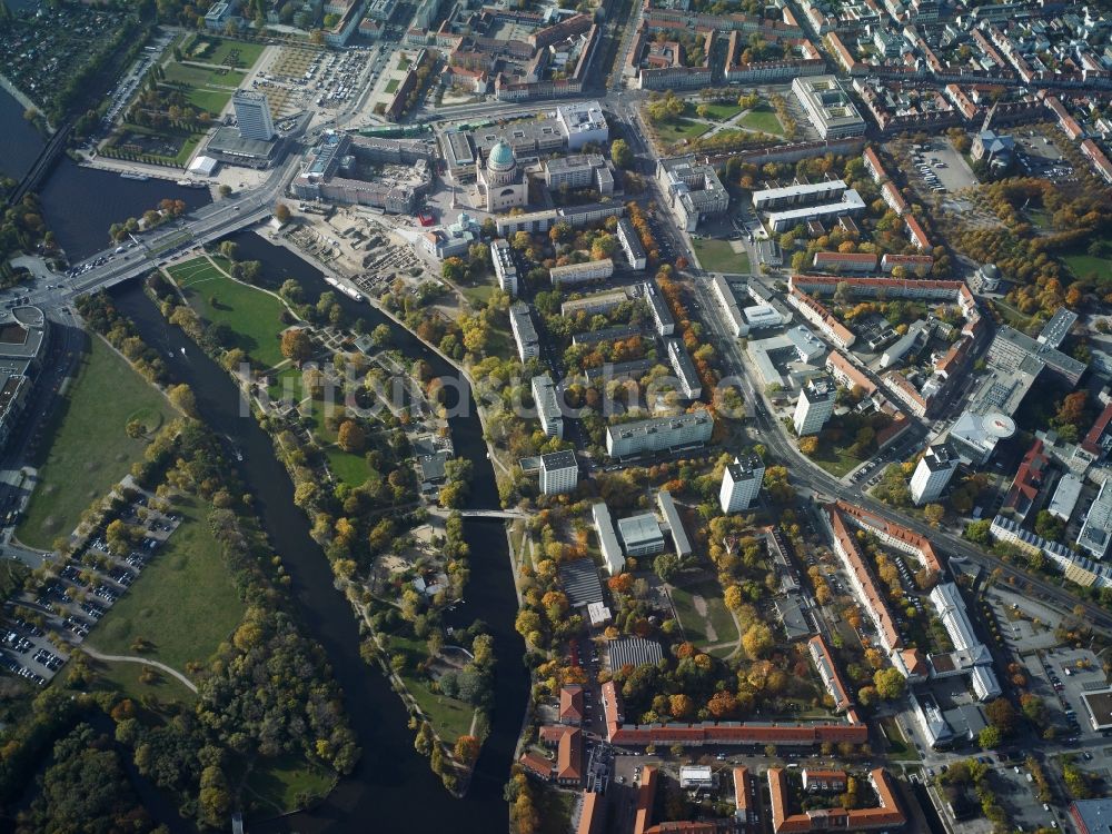 Luftaufnahme Potsdam - Uferbereiche am Flußverlauf der Havel an der Freundschaftsinsel in Potsdam im Bundesland Brandenburg