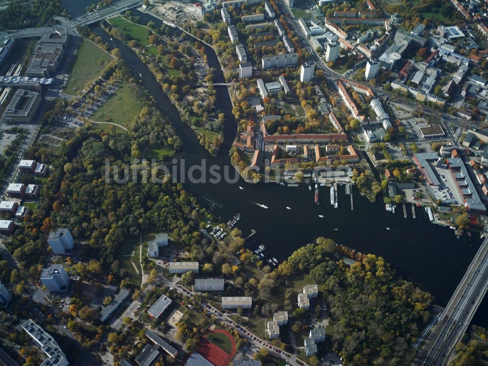 Potsdam von oben - Uferbereiche am Flußverlauf der Havel an der Freundschaftsinsel in Potsdam im Bundesland Brandenburg