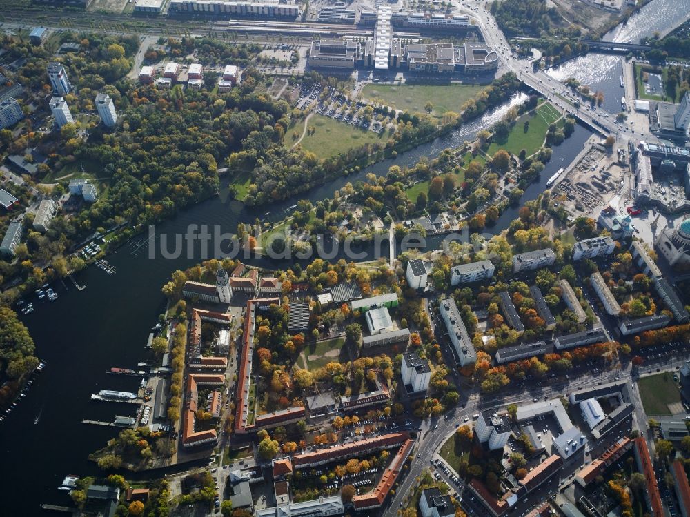 Potsdam von oben - Uferbereiche am Flußverlauf der Havel auf Höhe der Freundschaftsinsel in Potsdam im Bundesland Brandenburg