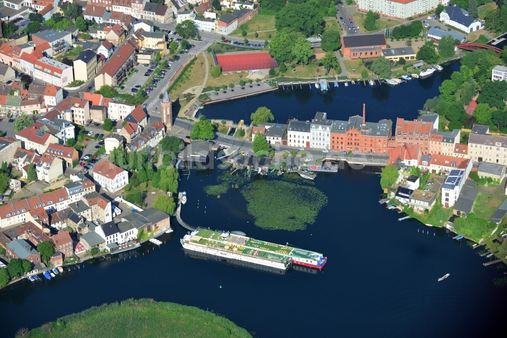 Luftbild Brandenburg an der Havel - Uferbereiche am Flußverlauf der Havel am Mühlendamm in Brandenburg an der Havel im Bundesland Brandenburg