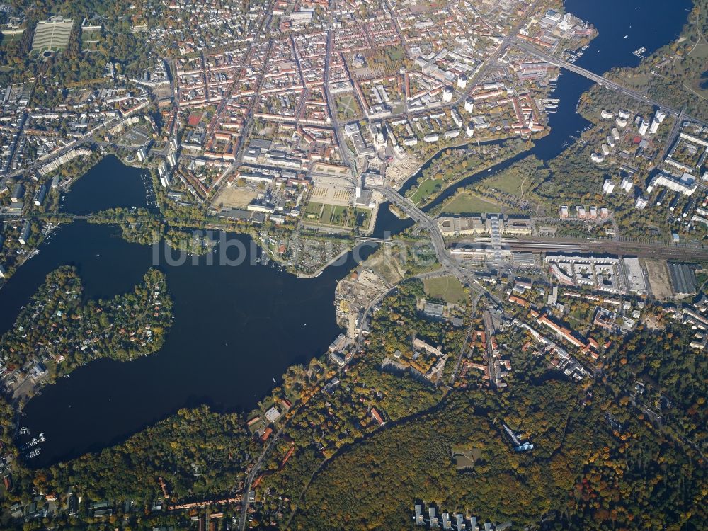 Potsdam von oben - Uferbereiche am Flußverlauf der Havel an der neuen Fahrt in Potsdam im Bundesland Brandenburg