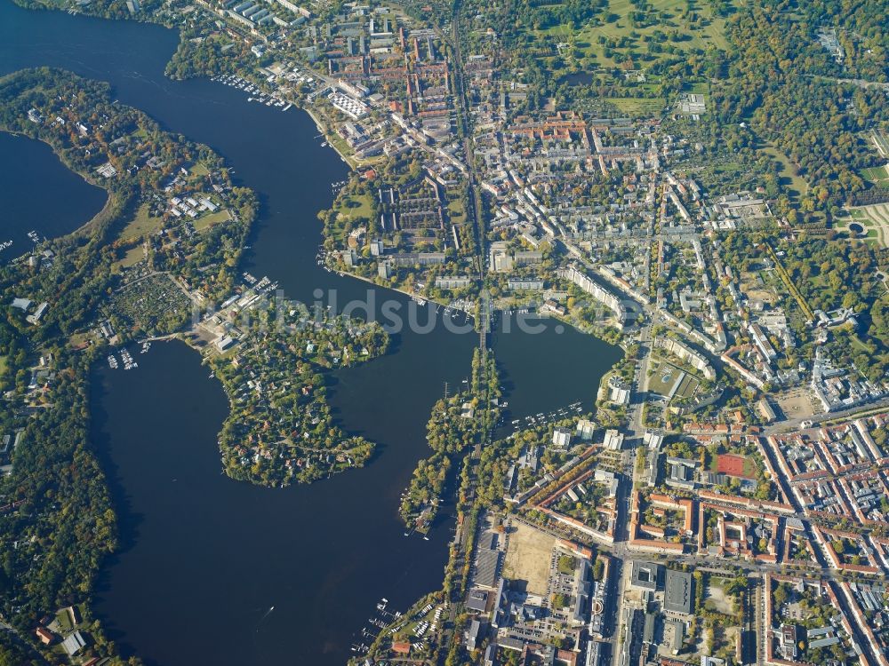 Luftaufnahme Potsdam - Uferbereiche am Flußverlauf der Havel in Potsdam im Bundesland Brandenburg