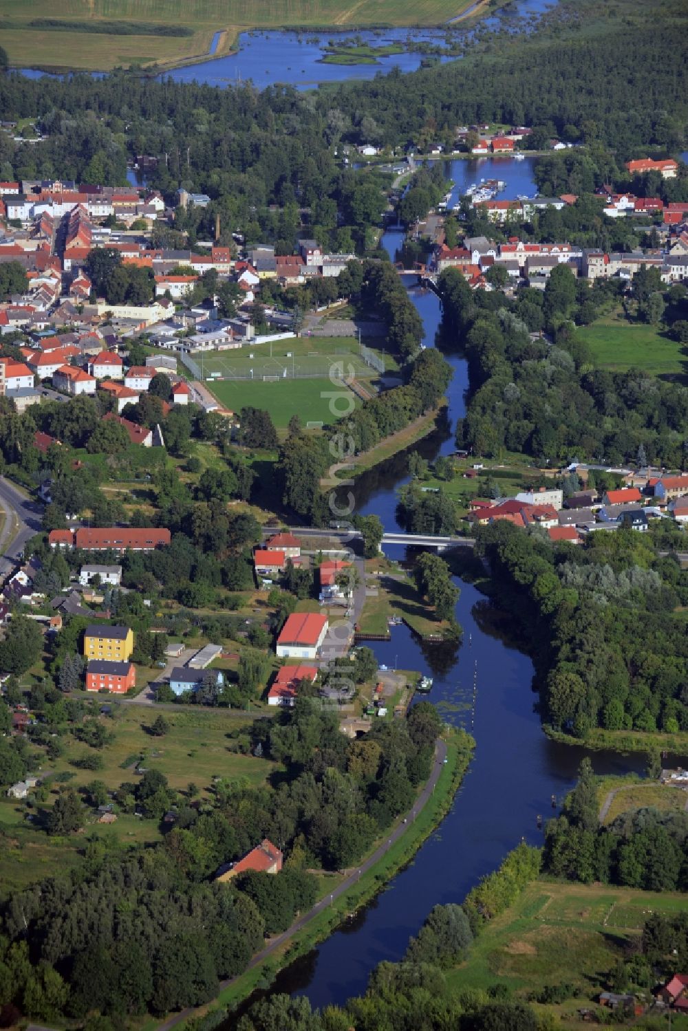 Zehdenick von oben - Uferbereiche am Flußverlauf Havel in Zehdenick im Bundesland Brandenburg