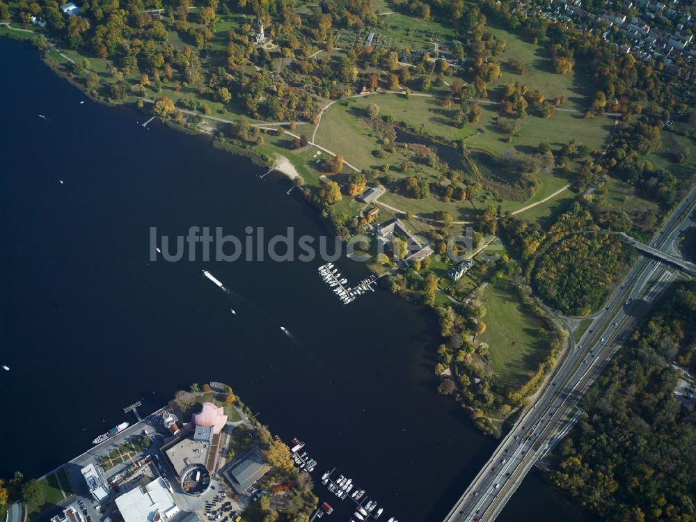 Potsdam von oben - Uferbereiche am Flußverlauf der Havel zum Tiefen See in Potsdam im Bundesland Brandenburg