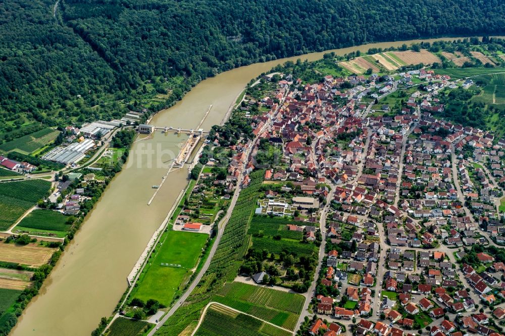 Hessigheim aus der Vogelperspektive: Uferbereiche am Flußverlauf in Hessigheim im Bundesland Baden-Württemberg, Deutschland