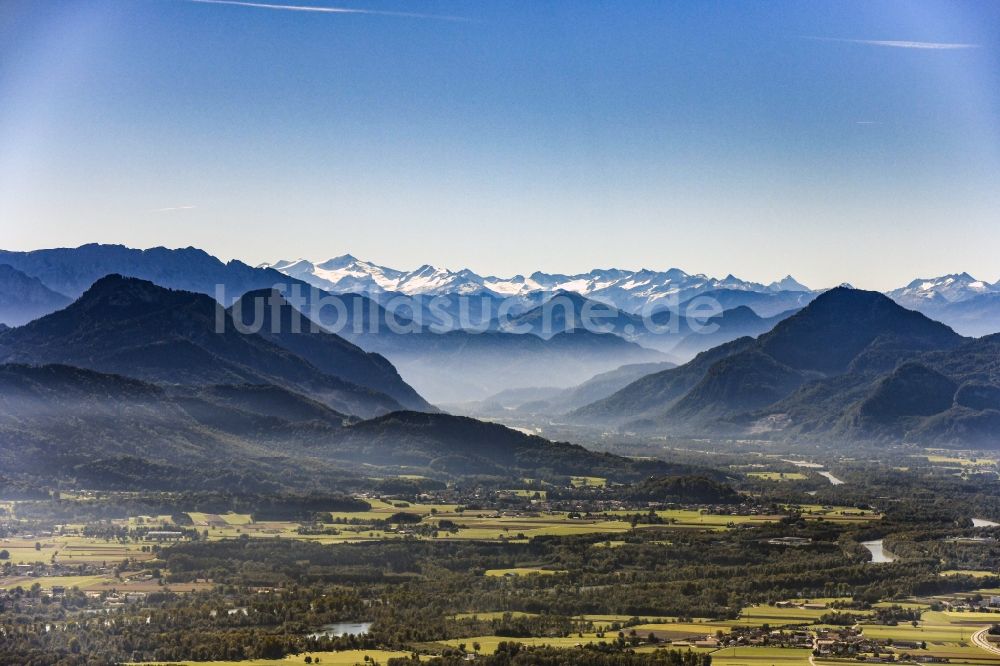 Luftaufnahme Nußdorf am Inn - Uferbereiche am Flußverlauf des Inn mit Blick auf die Alpen in Nußdorf am Inn im Bundesland Bayern, Deutschland