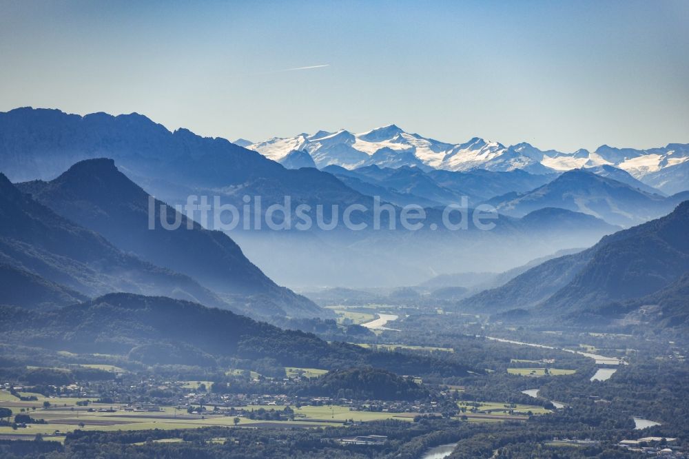 Nußdorf am Inn von oben - Uferbereiche am Flußverlauf des Inn mit Blick auf die Alpen in Nußdorf am Inn im Bundesland Bayern, Deutschland