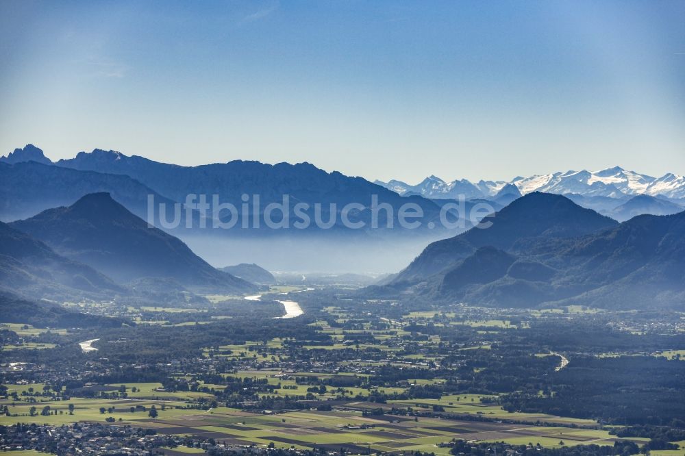 Nußdorf am Inn aus der Vogelperspektive: Uferbereiche am Flußverlauf des Inn mit Blick auf die Alpen in Nußdorf am Inn im Bundesland Bayern, Deutschland