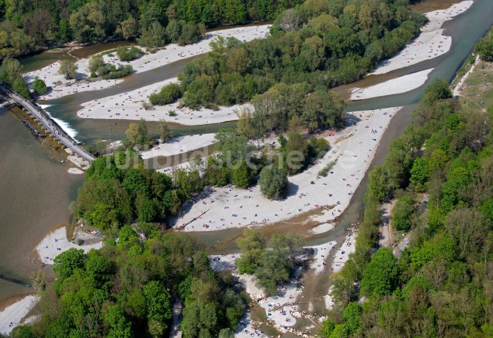 München aus der Vogelperspektive: Uferbereiche am Flussverlauf der Isar am Flaucher in München im Bundesland Bayern, Deutschland