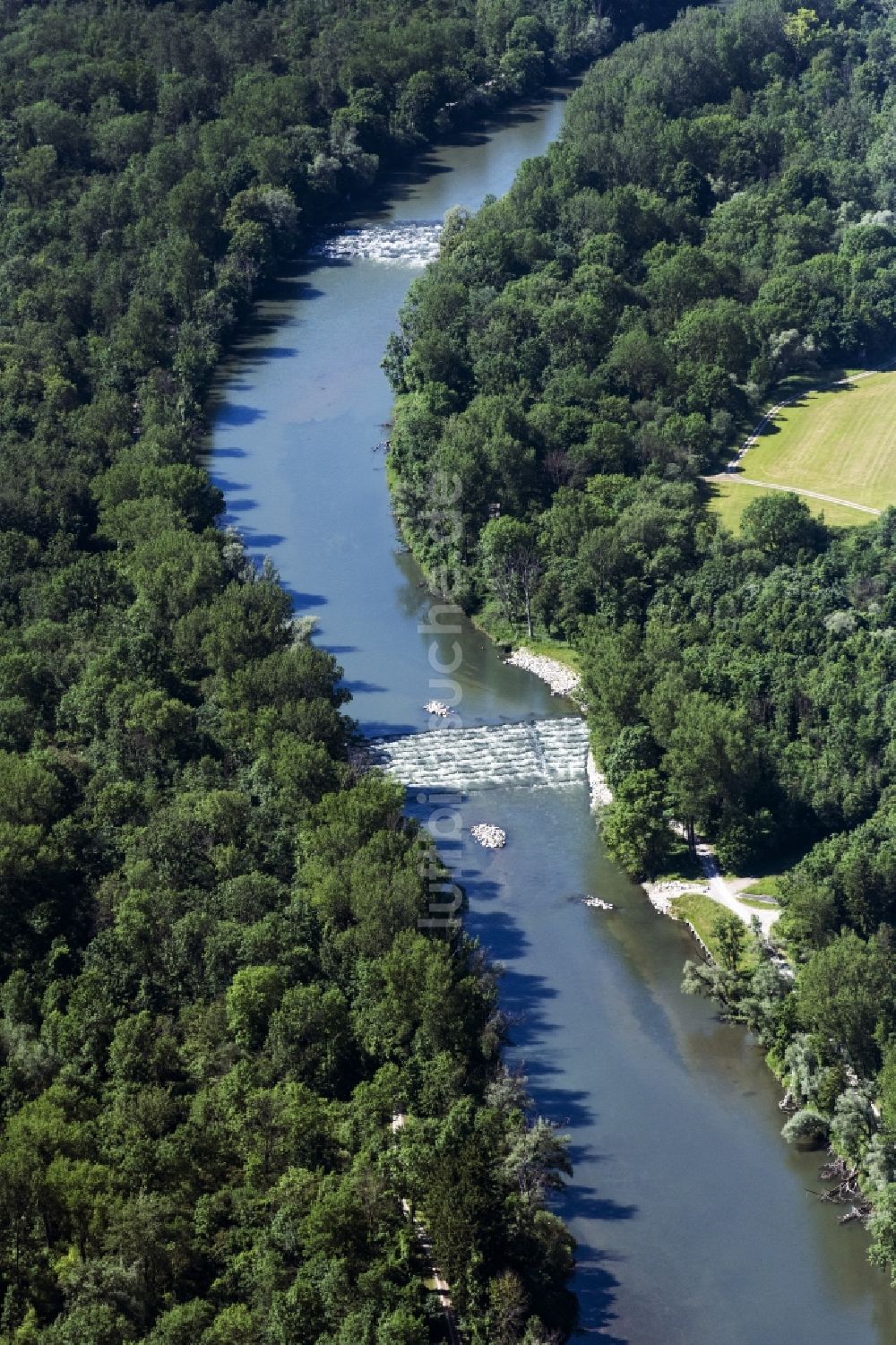 Hallbergmoos von oben - Uferbereiche am Flußverlauf der Isar in Hallbergmoos im Bundesland Bayern, Deutschland