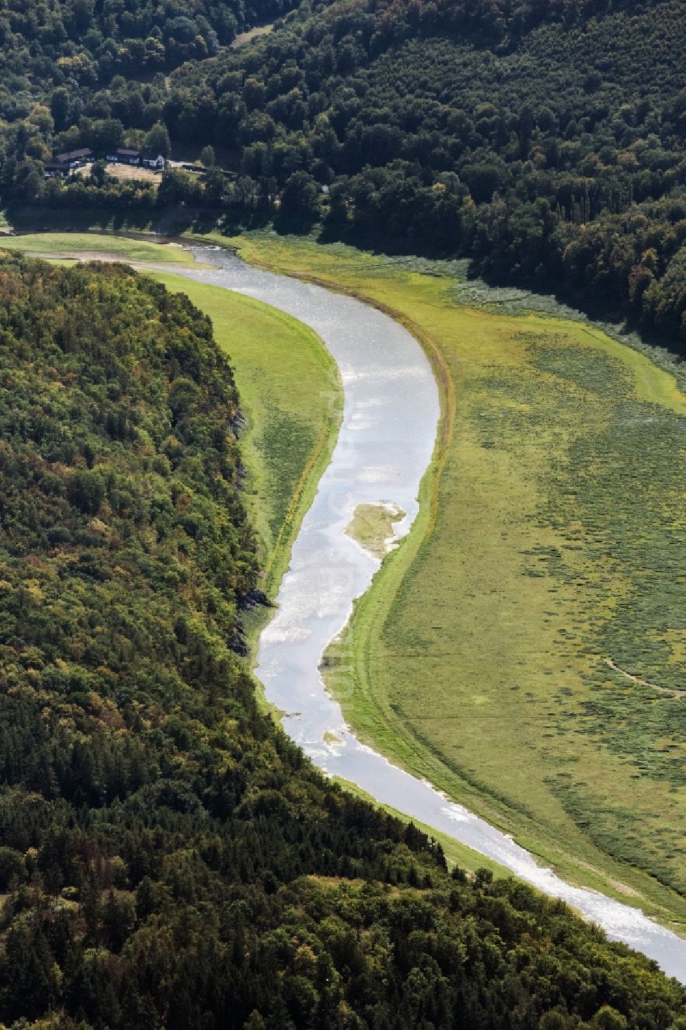 Luftaufnahme Vöhl - Uferbereiche am Flußverlauf der Itter in Vöhl im Bundesland Hessen, Deutschland