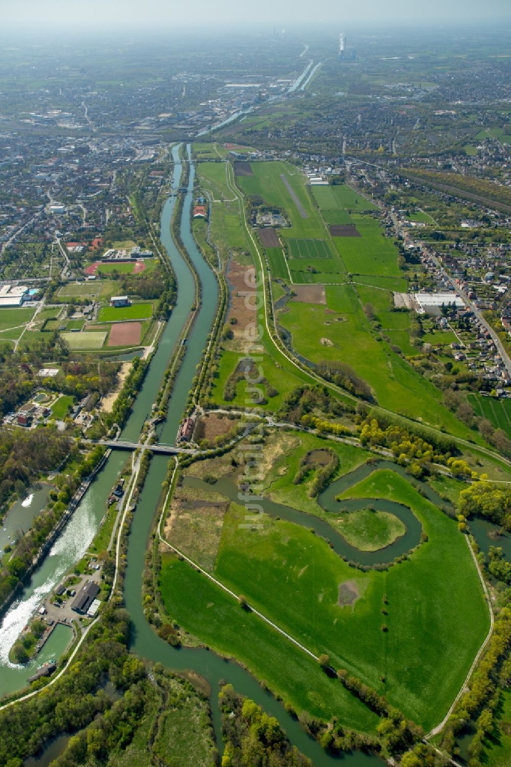 Hamm von oben - Uferbereiche am Flußverlauf der Lippe mit Fischaufstieg in Hamm im Bundesland Nordrhein-Westfalen