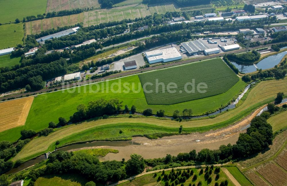 Bestwig von oben - Uferbereiche am Flußverlauf der Luchtmücke bei Niedrigwasserstand und der Ruhr in Bestwig im Bundesland Nordrhein-Westfalen