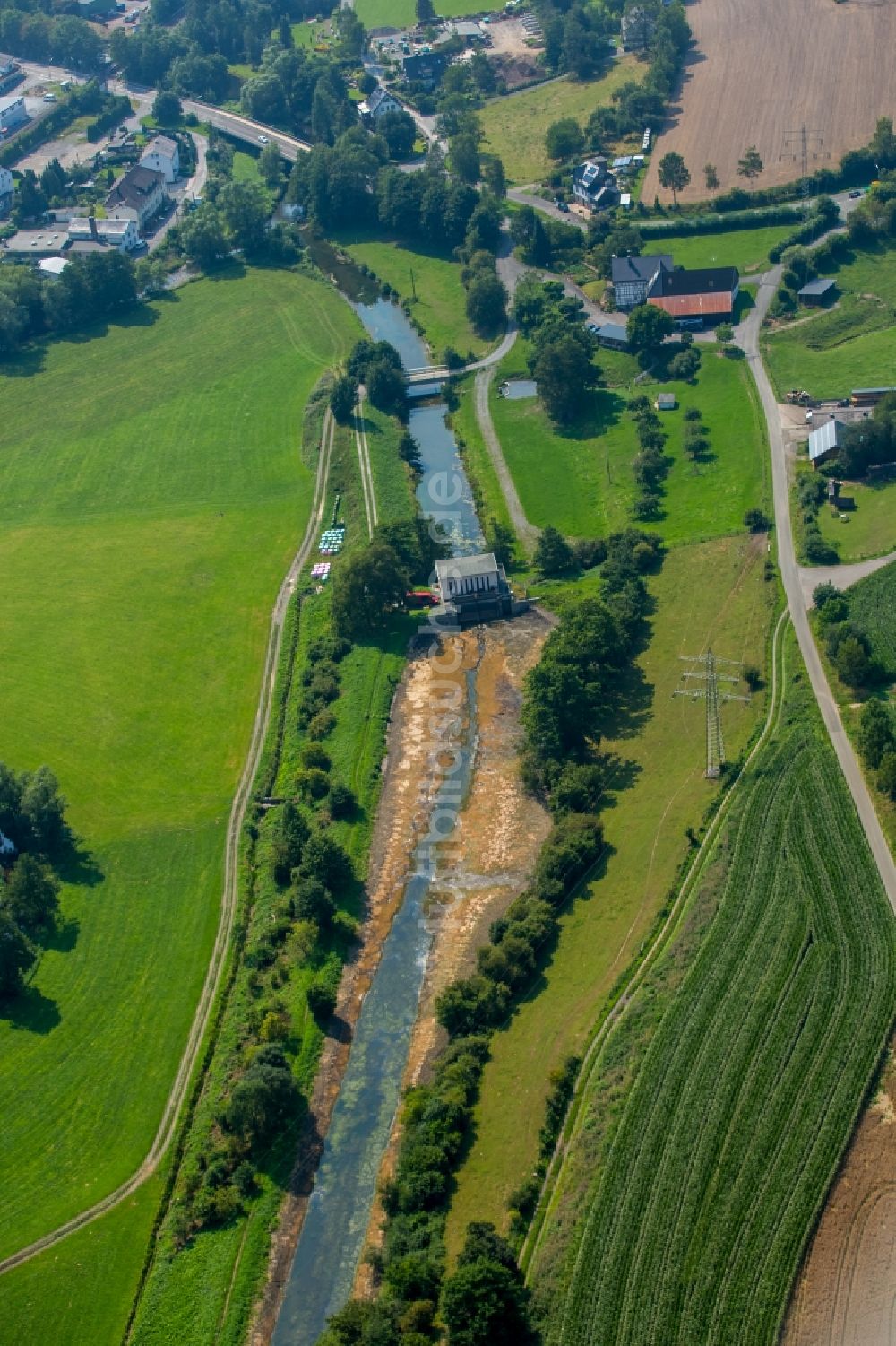 Meschede aus der Vogelperspektive: Uferbereiche am Flußverlauf der Luchtmücke in Meschede im Bundesland Nordrhein-Westfalen