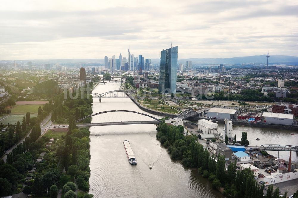 Frankfurt am Main von oben - Uferbereiche am Flußverlauf des Main im Ortsteil Frankfurt am Main Süd in Frankfurt am Main im Bundesland Hessen