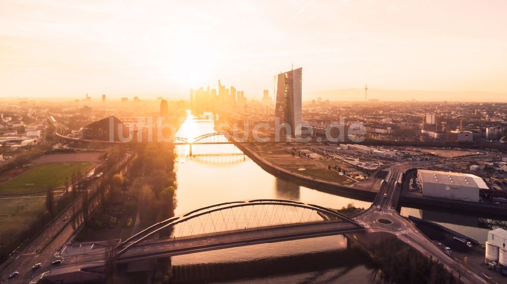 Frankfurt am Main aus der Vogelperspektive: Uferbereiche am Flußverlauf des Main im Ortsteil Ostend in Frankfurt am Main im Bundesland Hessen, Deutschland