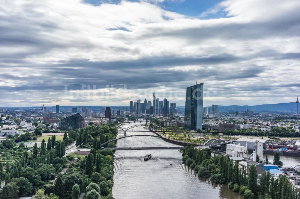 Luftbild Frankfurt am Main - Uferbereiche am Flußverlauf des Main im Stadtteil Ostend in Frankfurt am Main im Bundesland Hessen