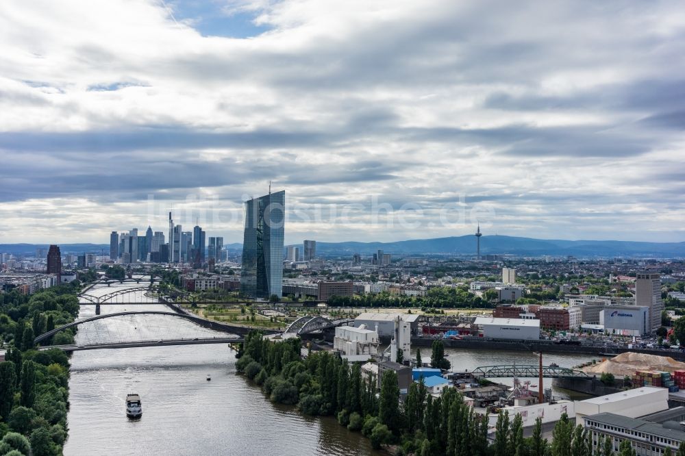 Luftaufnahme Frankfurt am Main - Uferbereiche am Flußverlauf des Main im Stadtteil Ostend in Frankfurt am Main im Bundesland Hessen