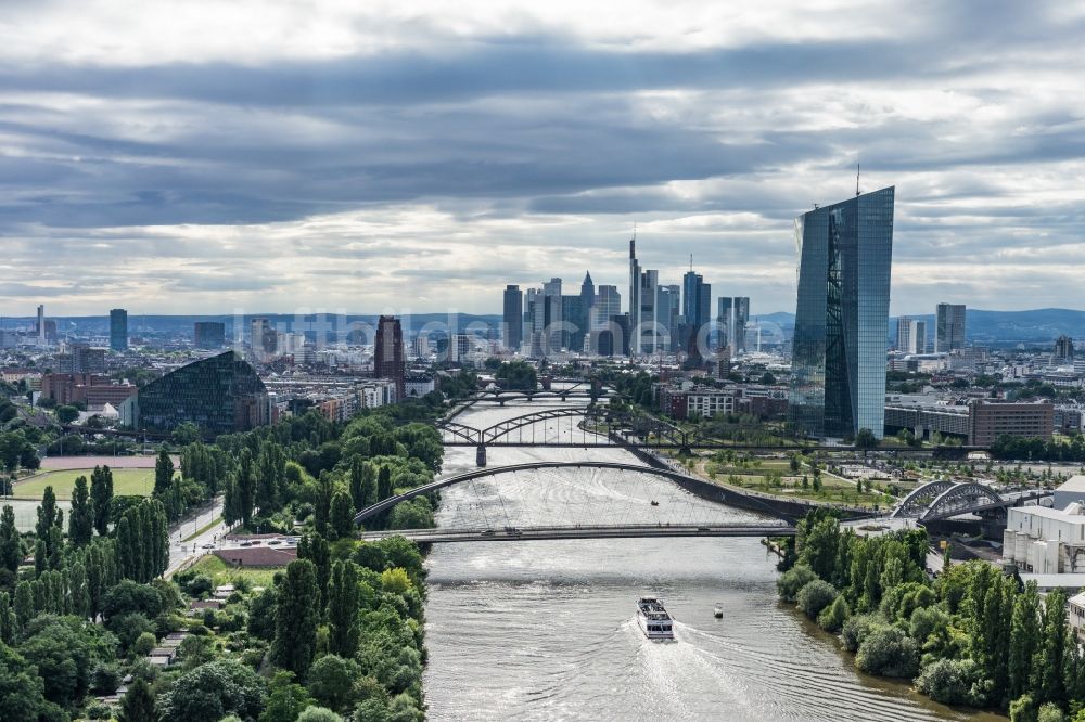 Frankfurt am Main von oben - Uferbereiche am Flußverlauf des Main im Stadtteil Ostend in Frankfurt am Main im Bundesland Hessen